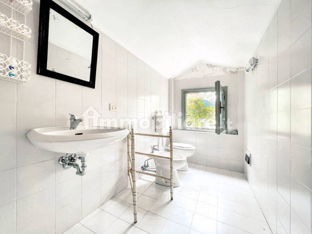 villa vendita romagnano bagno soffitta