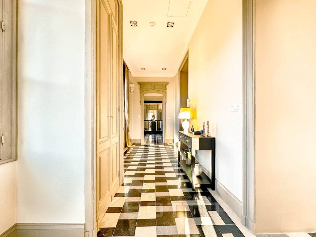 appartamento vendita borgosesia corridoio