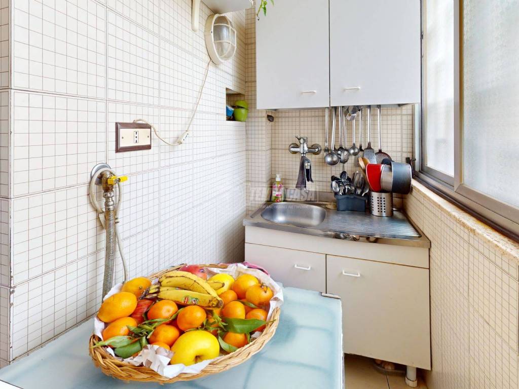 Via-Giulio-Petroni-Kitchen