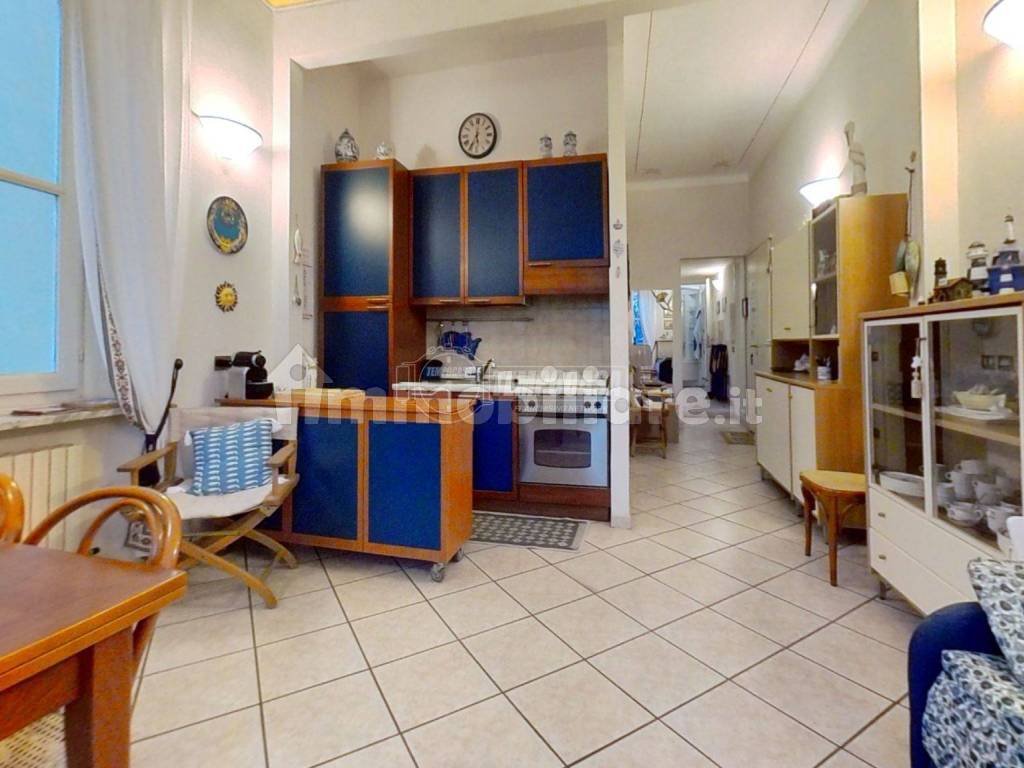 sala con cucina a vista