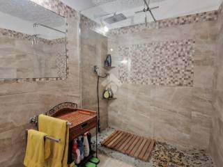 bagno con doccia piano seminterrato