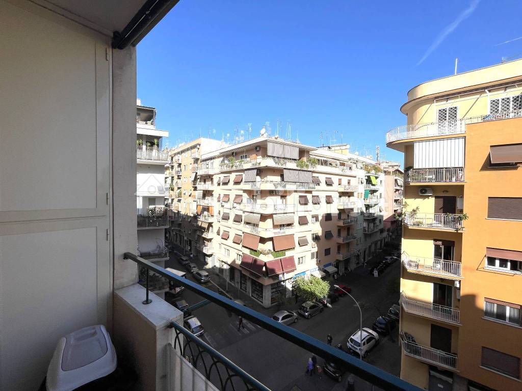 Via Alvaro Del Portillo Roma Vendita Appartamento Roma. Trilocale in via Genzano. Ottimo stato
