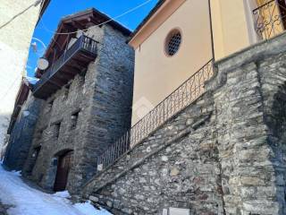 vista fabbricato e chiesa del borgo