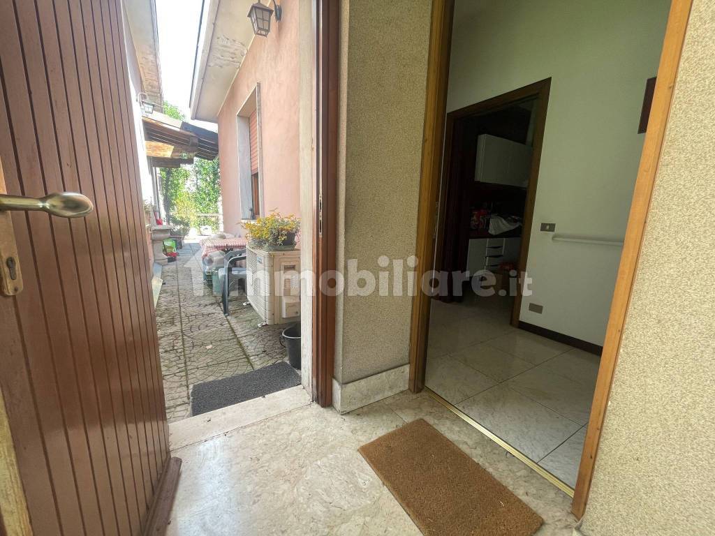 vano scala/accesso a balcone/ingresso 2/3 locali