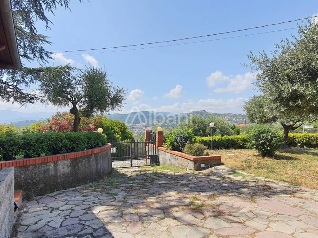 IN347_Villa-indipendente-bifamiliare-con giardino-