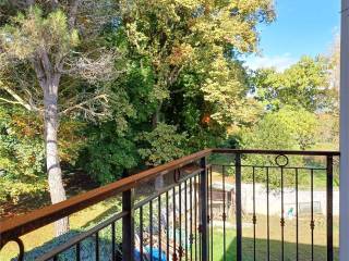 Balcone su giardino retrostante