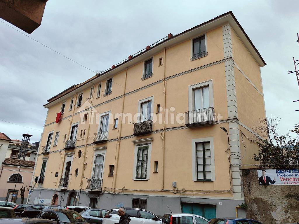 Vendita Appartamento Cava de' Tirreni. Trilocale in corso Giuseppe Mazzini  50. Da ristrutturare, terzo piano, posto auto, rif. 108610859