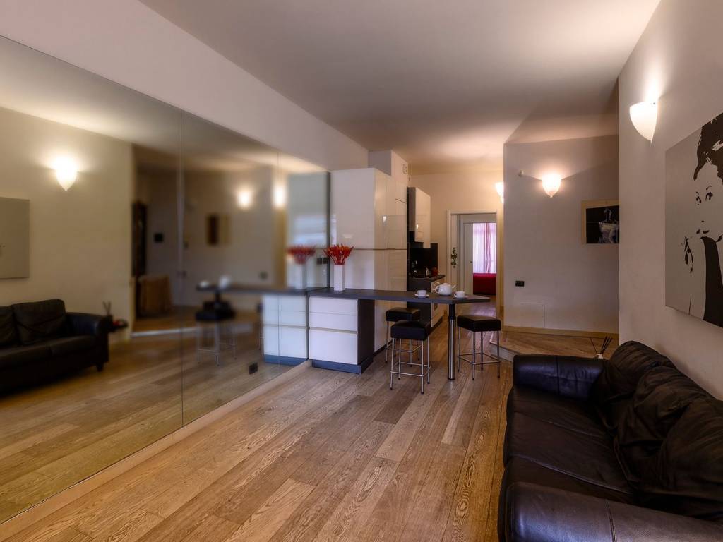 Rent Apartment Turin. 2room flat in via Lagrange 45. Excellent condition, sixth floor, with