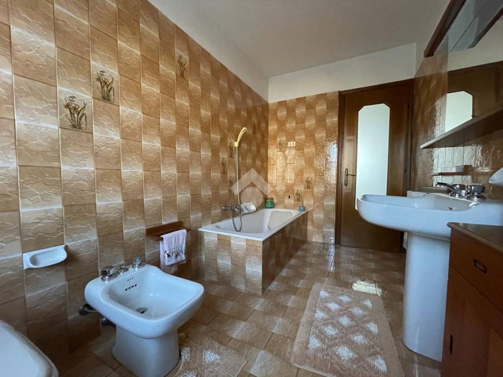 bagno finestrato con vasca