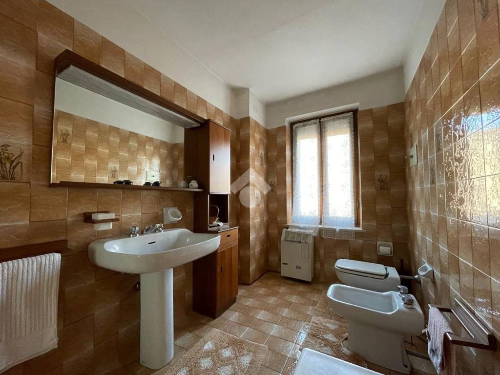 bagno finestrato con vasca 2