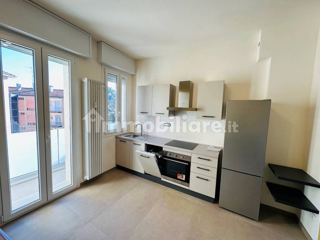 Rent Apartment Bologna. 3room flat in via Michelino 43. Good condition
