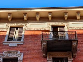 pèarticolare balconi e finestre facciata