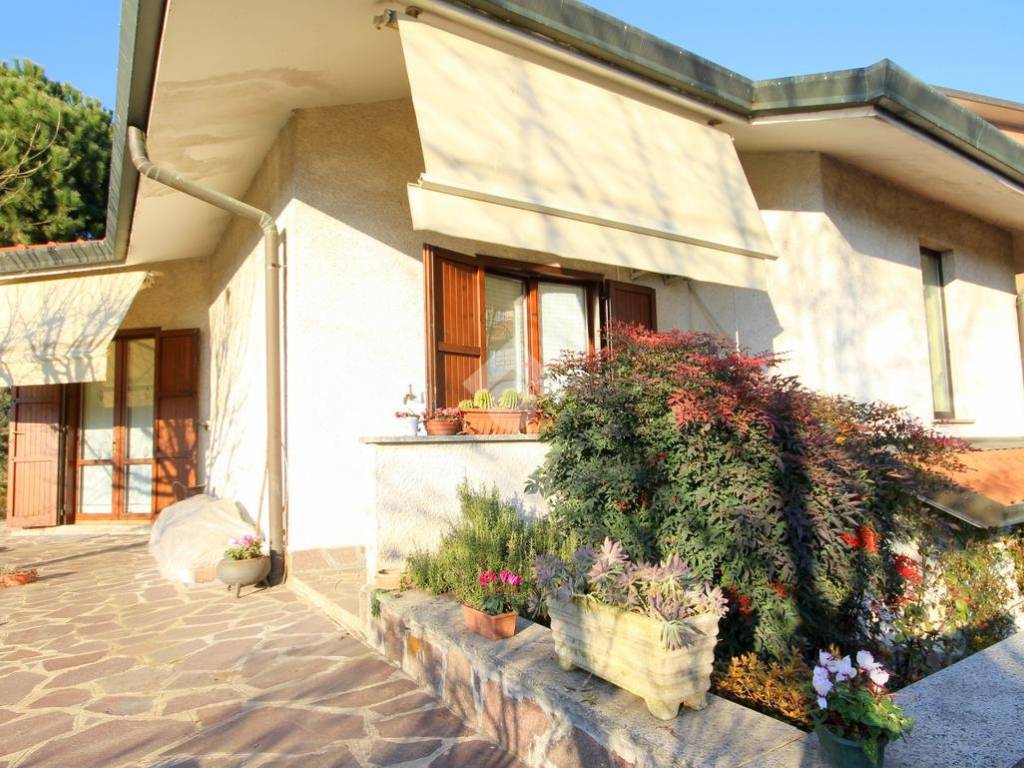 Vendita Villa unifamiliare in via Cascina Croce 101 Cornaredo. Buono stato,  posto auto, con balcone, riscaldamento autonomo, 295 m², rif. 108684985