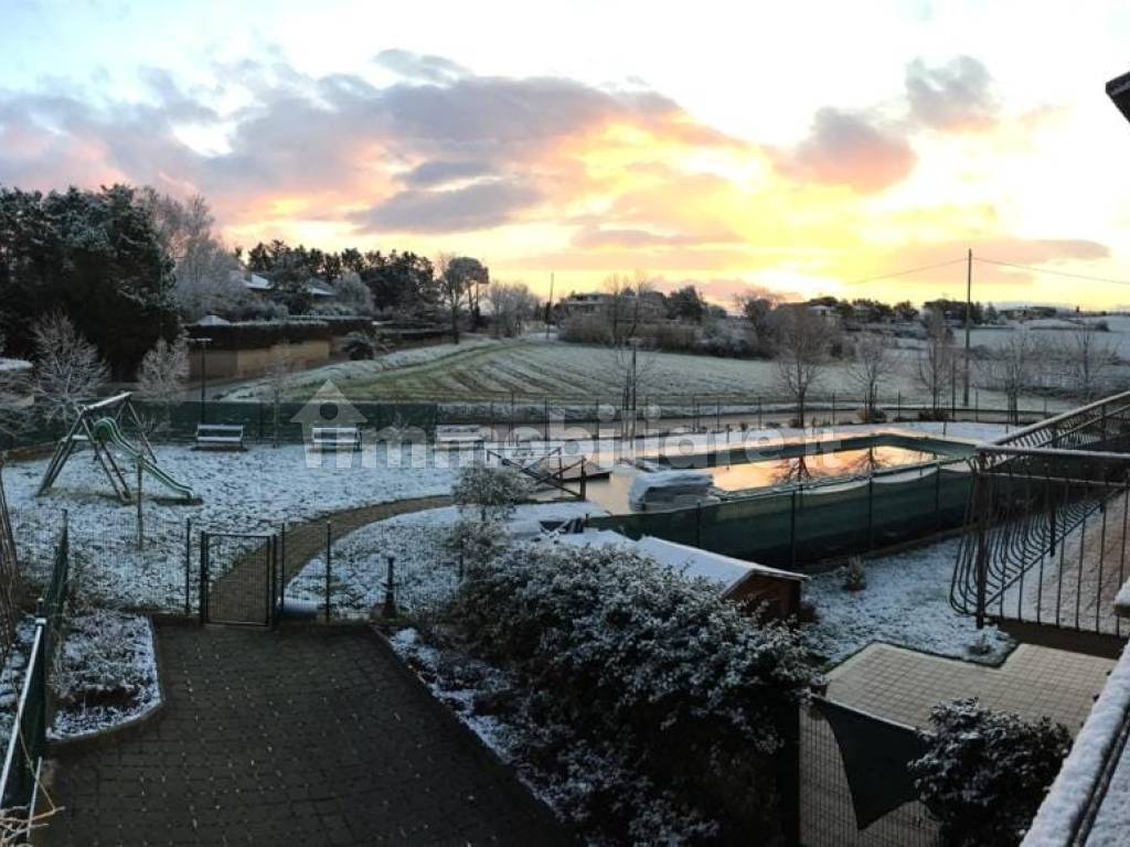 Piscina innevata