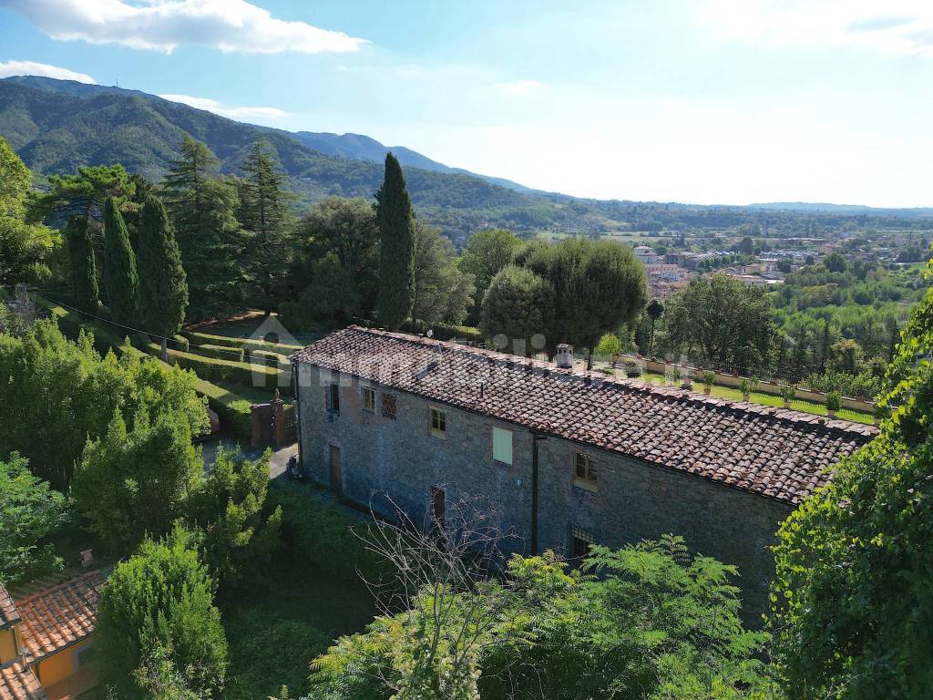 vendesi rustico con giardino ristrutturato lucca v