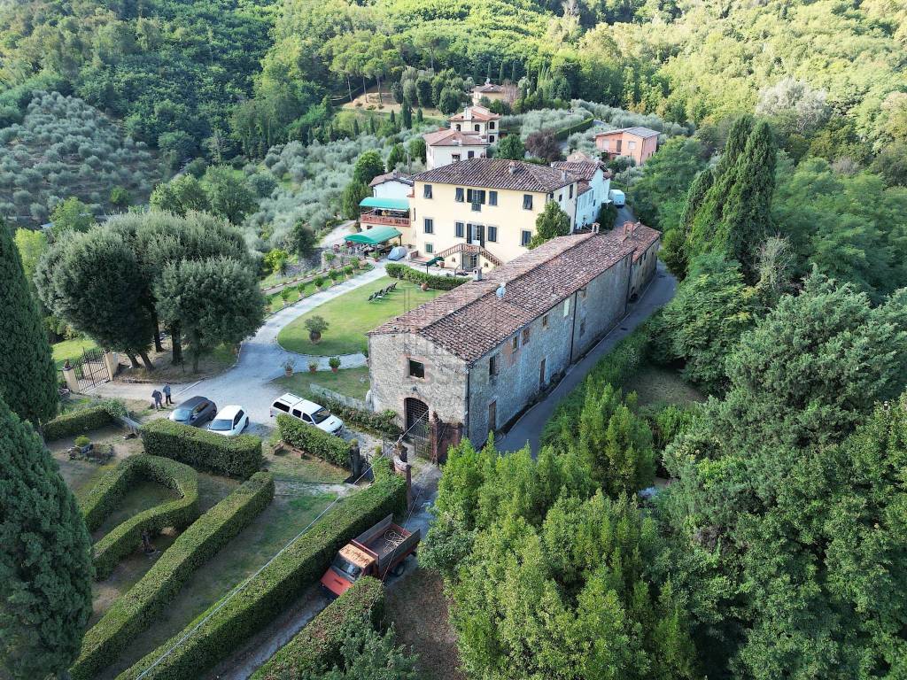 vendesi rustico con giardino ristrutturato lucca v