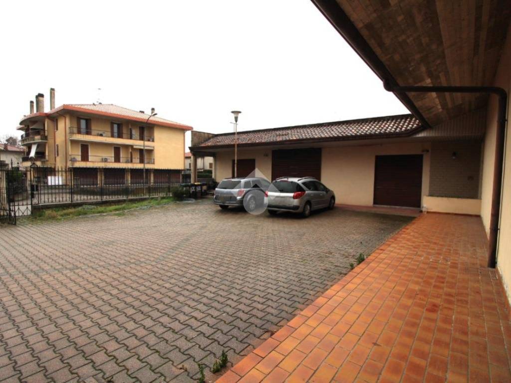 scoperto, posti auto, garage