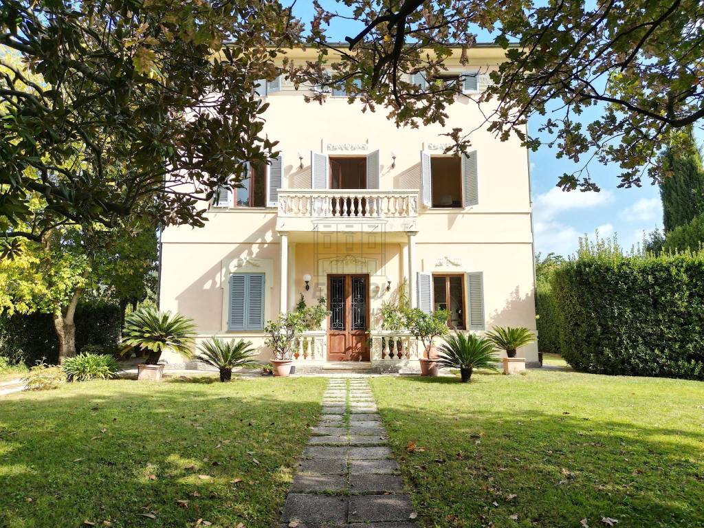 vendesi villa liberty con giardino lucca capannori