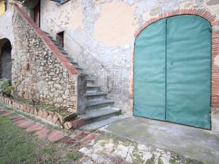 Casolare in pietra , con fienile, collina Lucca (1
