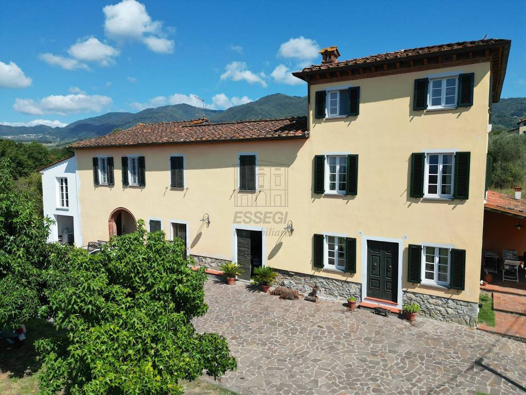 vendesi casa colonica ristrutturata con giardino c