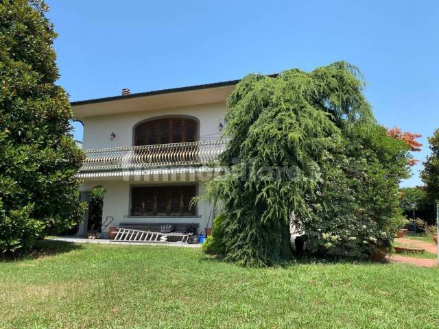 VILLA PADRONALE a 600 metri dalle Mura di Lucca (2