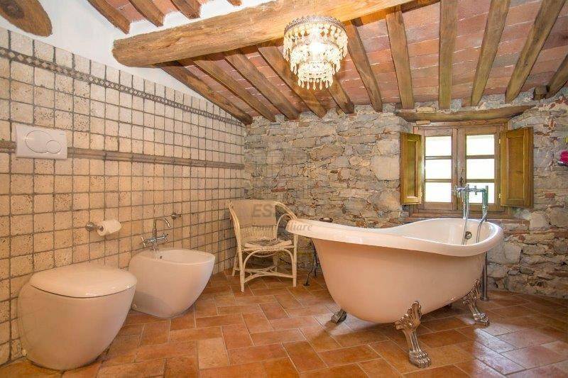 12.  Borgo Puccini - Casa Grande - Master Bathroom