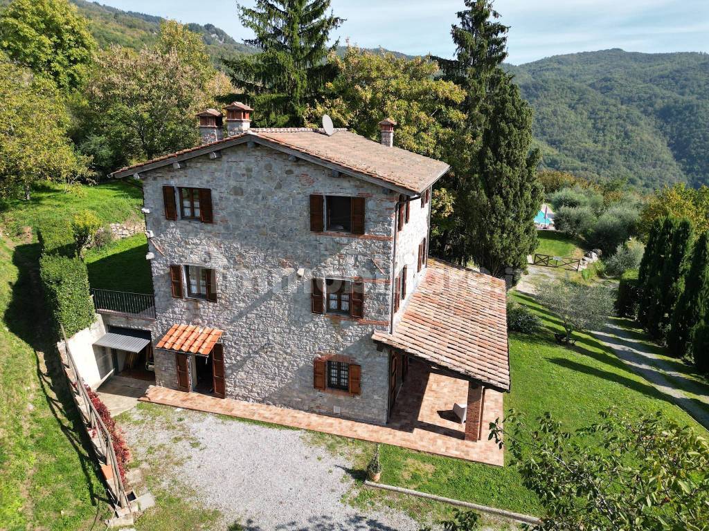 vendesi casa colonica con piscina ristrutturataven