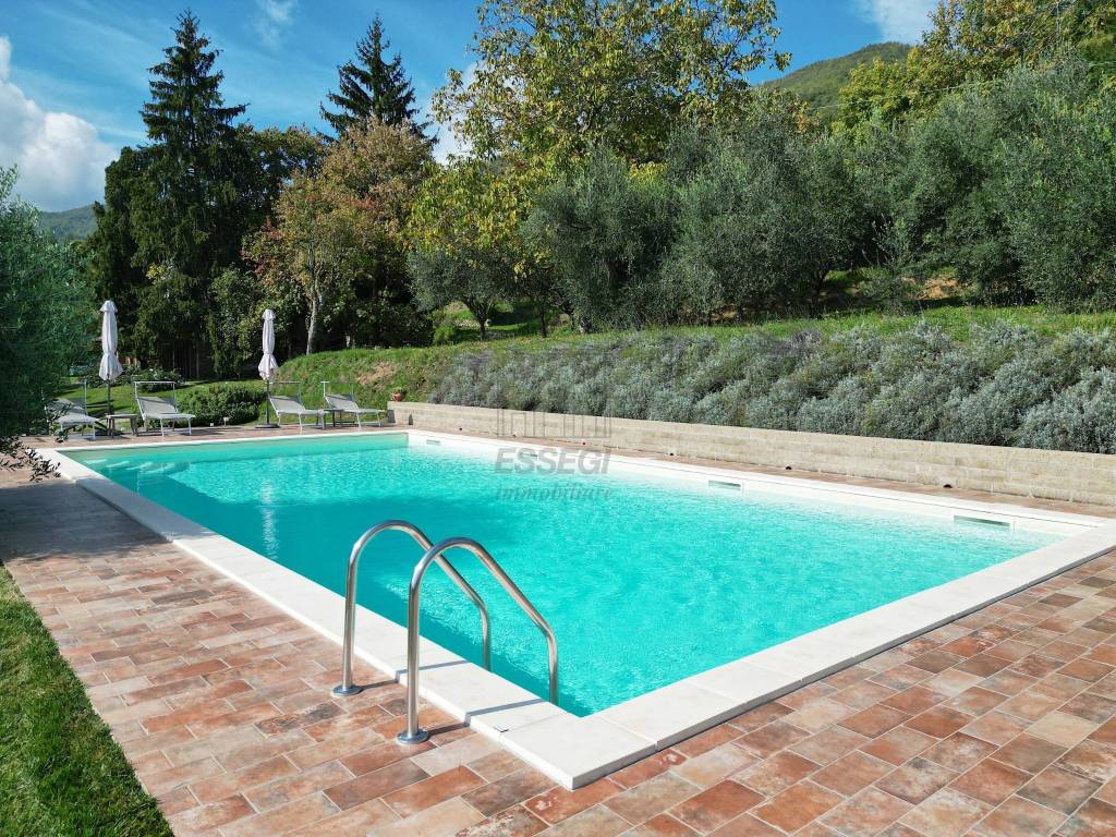 vendesi casa colonica con piscina ristrutturataven