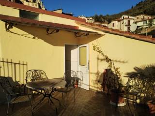 Ampia terrazza con vista panoramica fino al mare