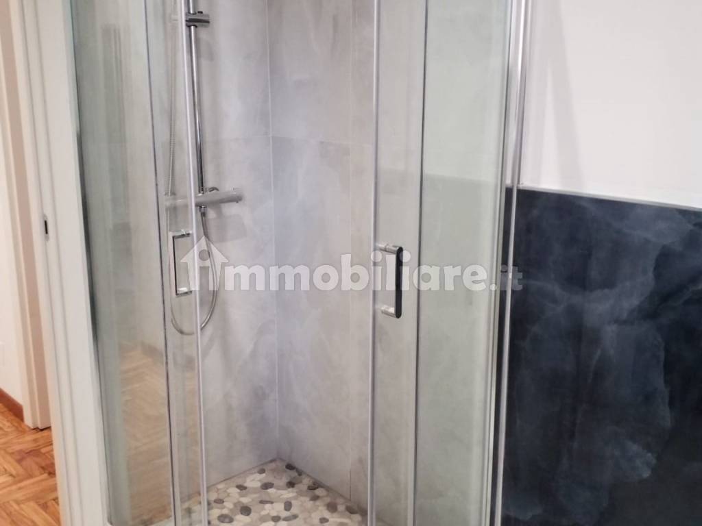 bagno piatto doccia con pietre