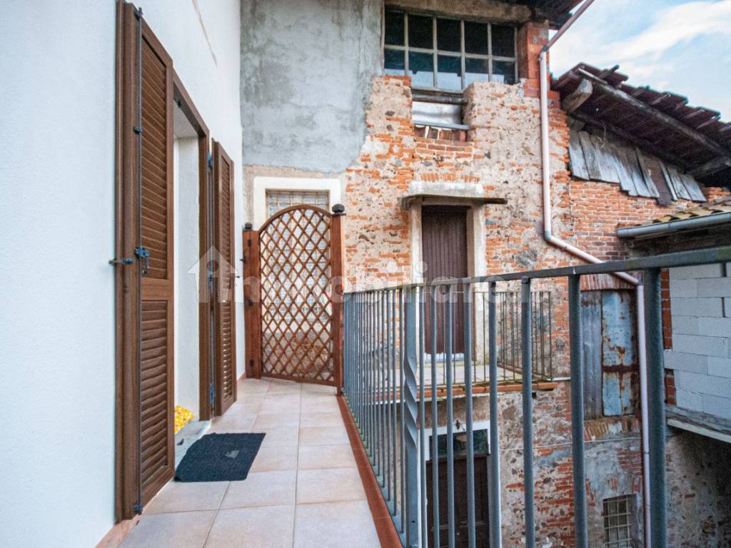 017__casa-indipendente-vendita-grignasco-immobiliare-botto-balcone2.jpg