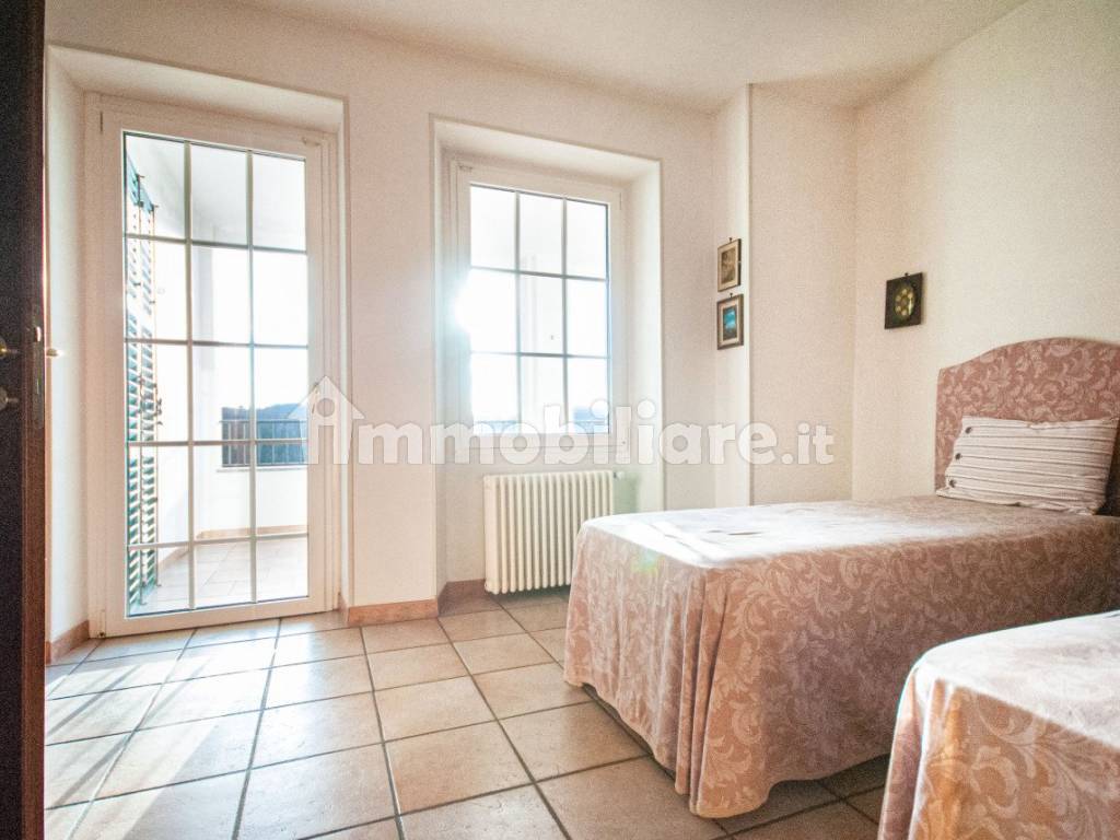 020__casa-indipendente-vendita-grignasco-immobiliare-botto-camera1.jpg