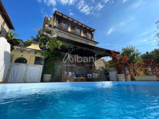 IN293_villa bifamiliare con piscina e giardino  (1