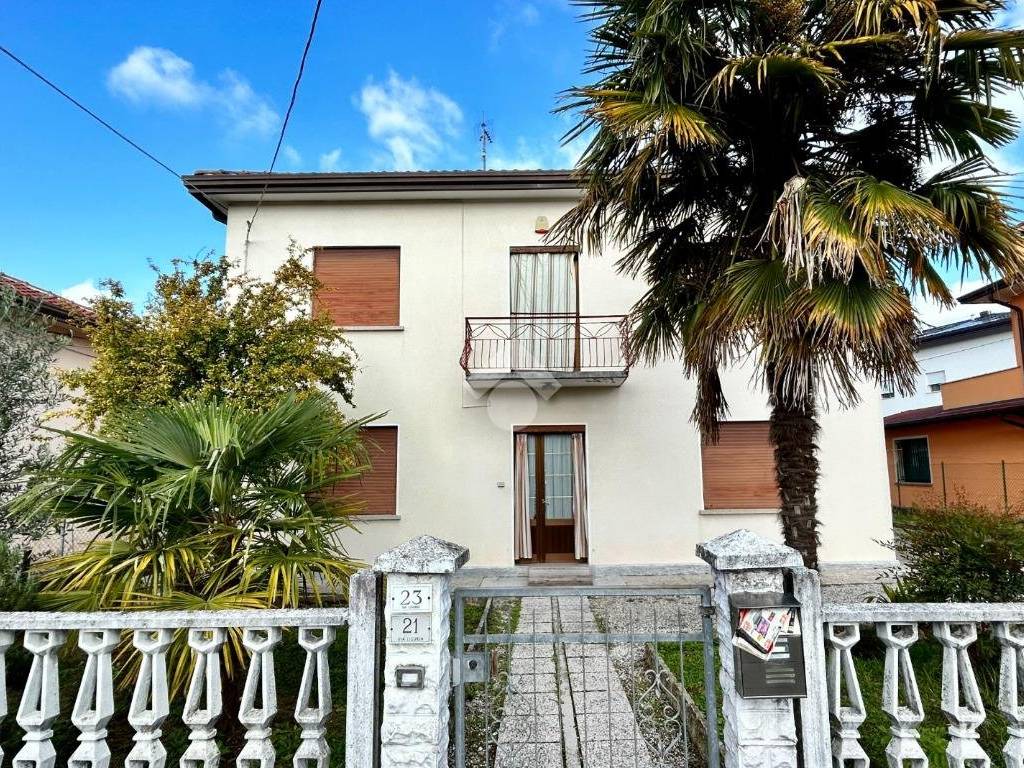 Villa bifamiliare via liguria, centro, sacile