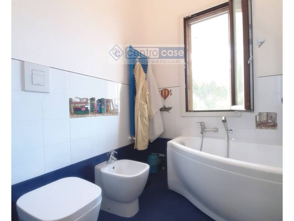 bagno con vasca idromassaggio