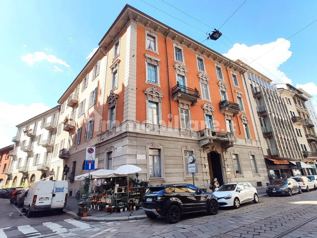Affitto Appartamento Milano. Trilocale in via San Giovanni sul Muro 14.  Ottimo stato, secondo piano, con balcone, riscaldamento centralizzato, rif.  108897565