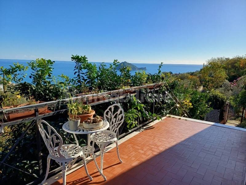 1309-966308-alassio-in-zona-panoramica-villa-bifamiliare-15.jpg