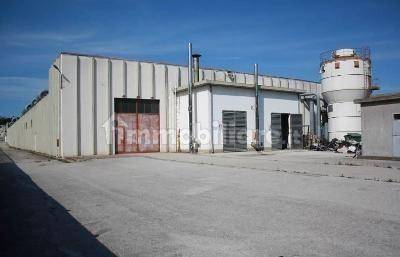 capannone_industriale-in-vendita-a-tortoreto (2).j