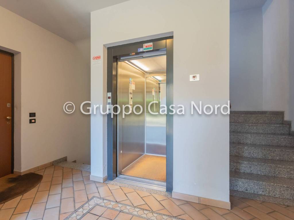 Vendita Appartamento Cernusco sul Naviglio. Trilocale in via Roggia  Renatella 1. Buono stato, secondo piano, posto auto, con terrazza,  riscaldamento autonomo, rif. 108927455