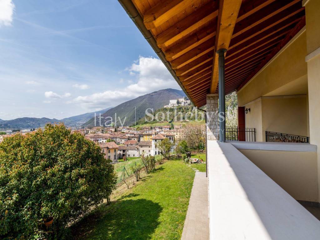 Vista panoramica su giardino