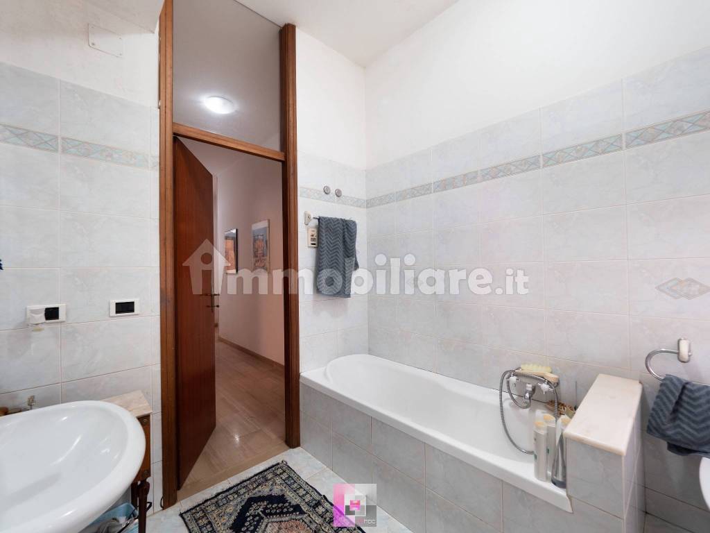 Bagno finestrato con Vasca_V2