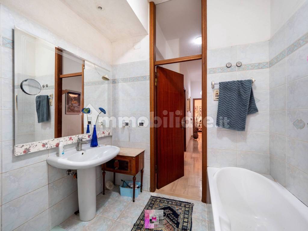 Bagno finestrato con Vasca_V3