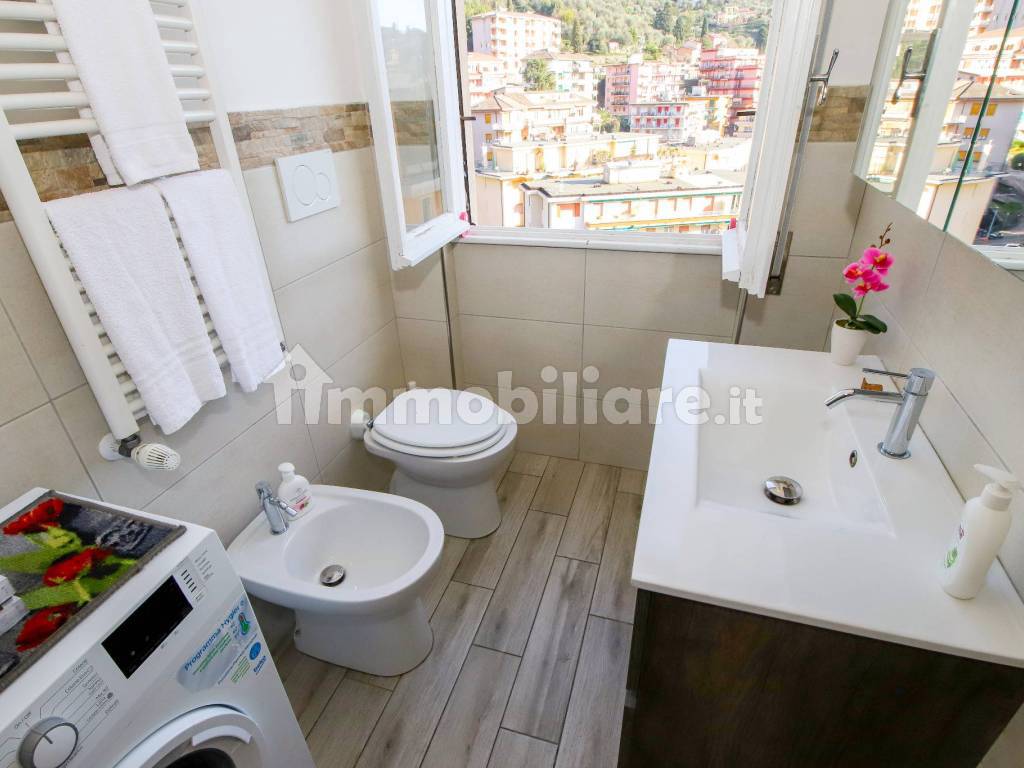 Bagno con doccia e finestra