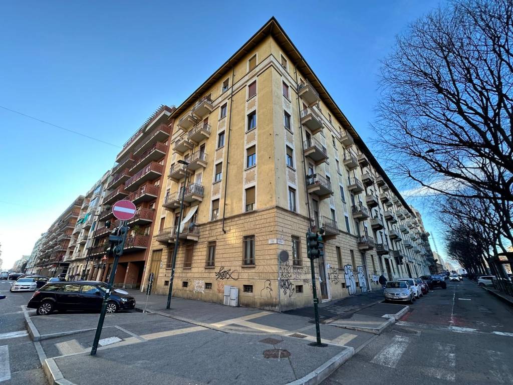 Vendita Appartamento Torino. Trilocale in corso Sebastopoli 57. Buono