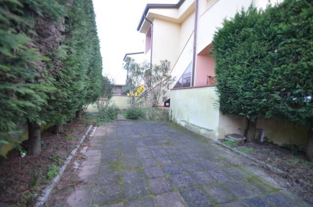 giardino con posto auto interno