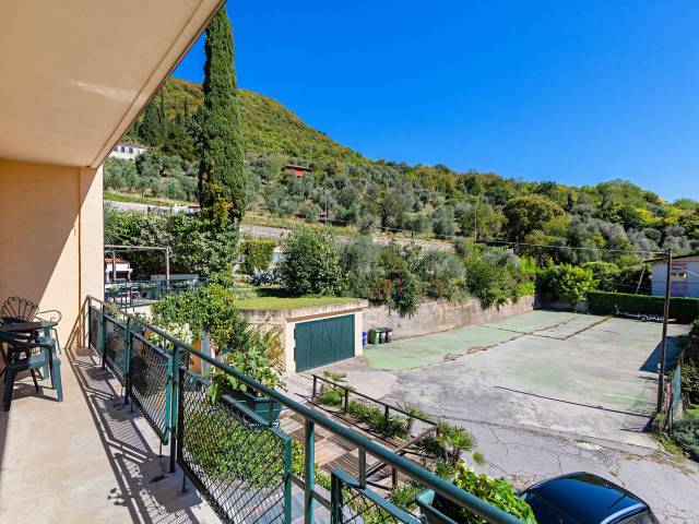 TERRAZZO CON VISTA SUL PARCHEGGIO PRIVATO