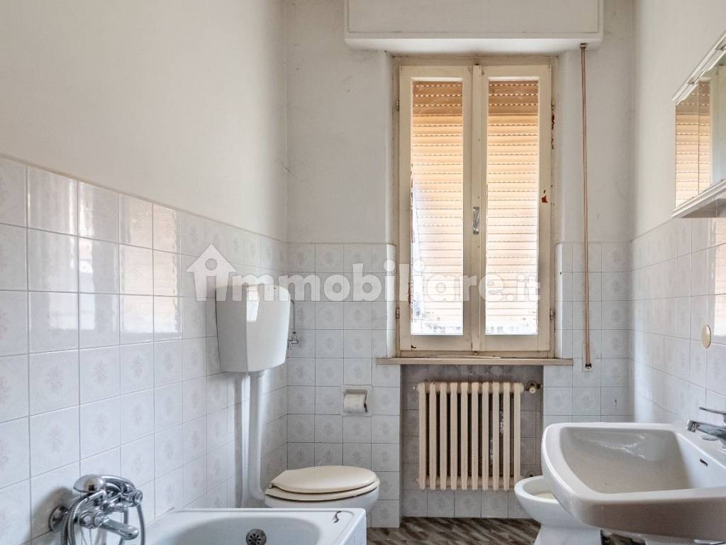 Bagno finestrato con Vasca_V1