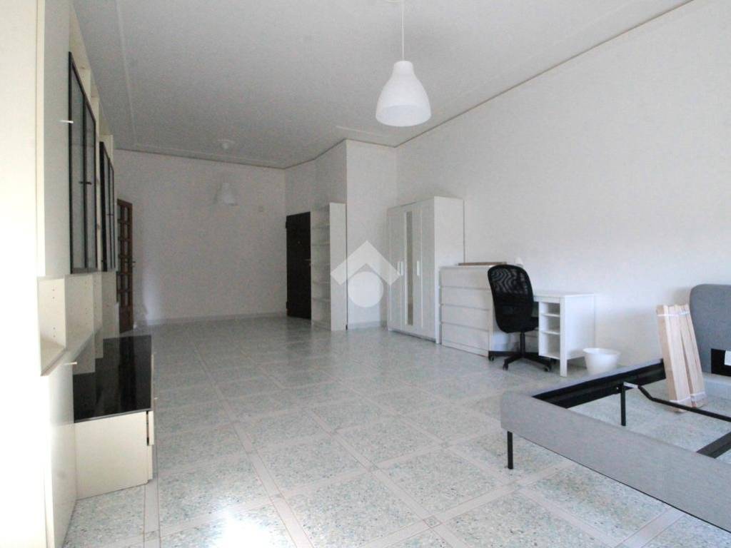 Rent Apartment Messina. 4room flat in viale dei Tigli 12. Good