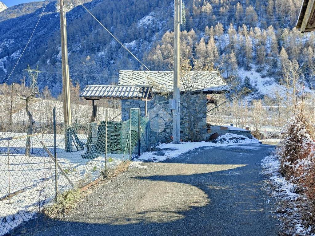 strada comunale di accesso al fabbricato