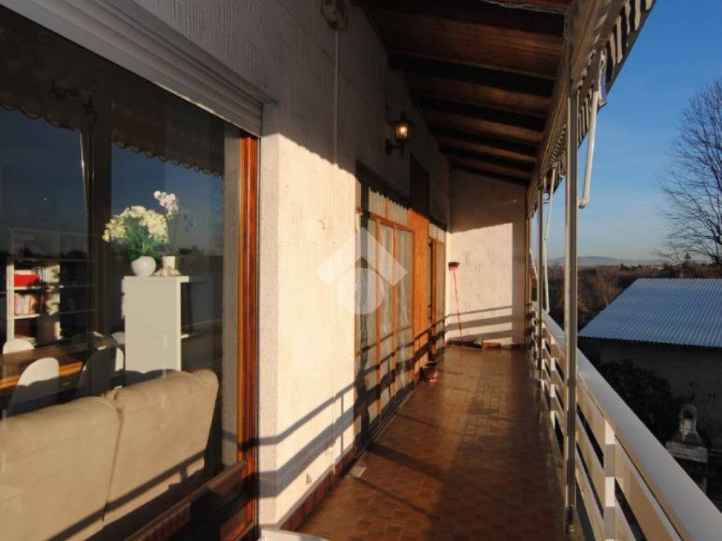 balcone con accesso dalla zona giorno con tende invernali e estive